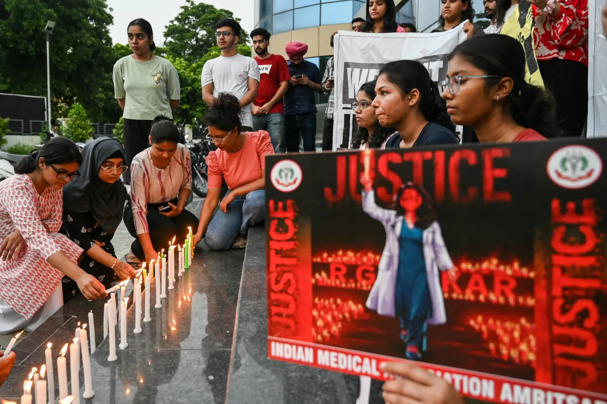 Hindistan'daki doktorlar, Kolkata hastanesindeki bir stajyerin vahşice tecavüz edilip öldürülmesi üzerine başlattıkları grevi sona erdirmeyi reddediyor