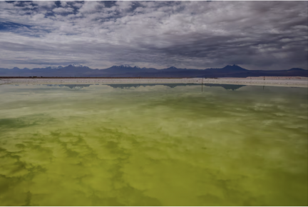 San Pedro de Atacama bölgesi yakınlarındaki Atacama tuz düzlüğünde bulunan bir lityum madenindeki tuzlu su havuzu