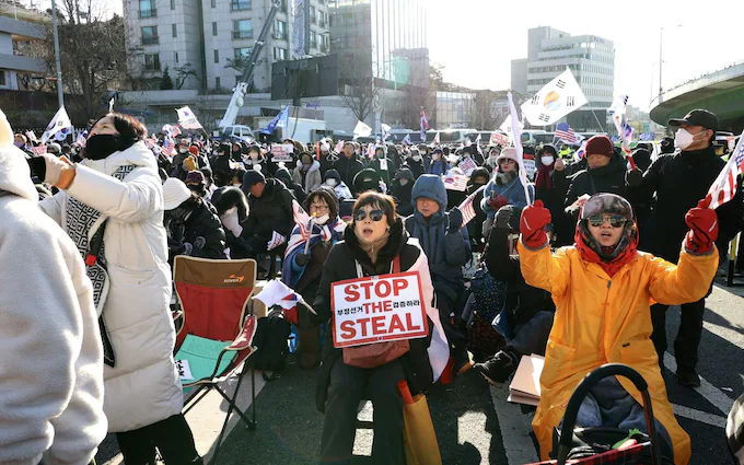 Yoon Suk Yeol'un destekçileri başkanlık konutu yakınında protesto düzenledi Kredi : Bloomberg