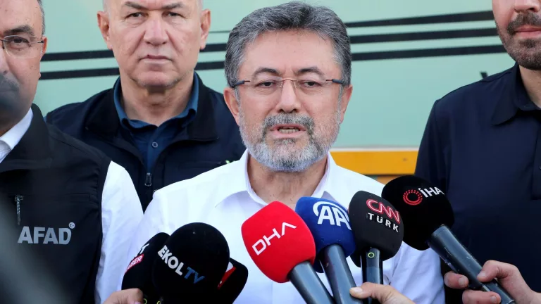 Bakan Yumaklı’dan Yangın Açıklaması: Risk Devam Ediyor!