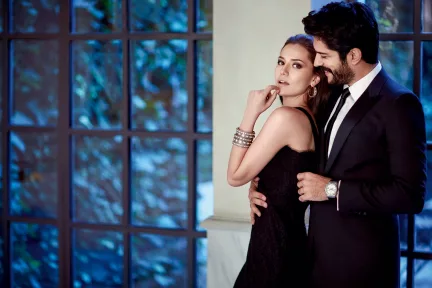 Burak Özçivit ve Fahriye Evcen'den Gösterişli Sezon Açılışı: 1 Milyar TL’lik Servet, Lüks Villalar, Pahalı Araçlar!