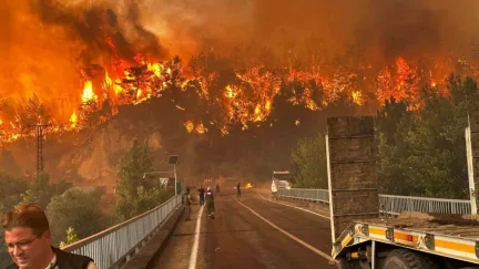 Karabük Yangını Kontrolden Çıktı: Karabük-Ankara Karayolu İki Yönlü Trafiğe Kapatıldı
