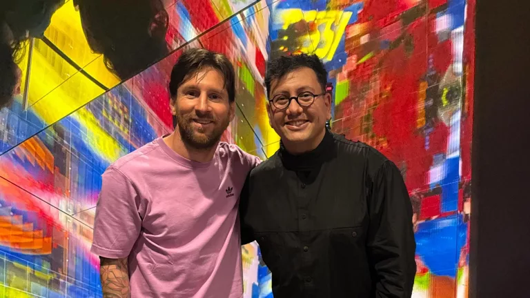 Refik Anadol’un Messi Enstalasyonu 1,8 Milyon Dolara Satıldı: "A Goal in Life" Çocukların Umudu Oldu