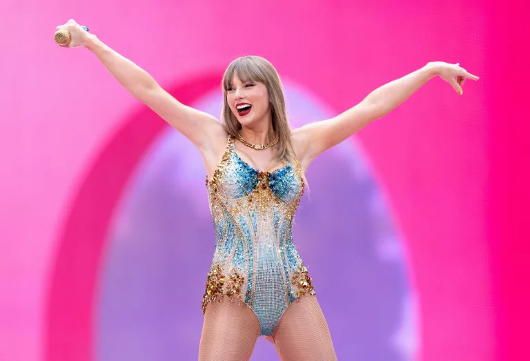Taylor Swift’in 20 Yıllık Kariyeri Belgeselleşiyor! Müzikten Kültüre Uzanan Efsanevi Yolculuk