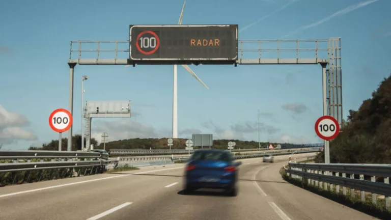 Karayollarında Hız Sınırlamaları ve Trafik İşaretlemelerinde Yeknesak Dönem Başlıyor