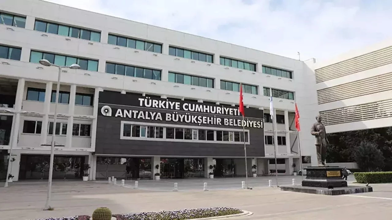 Antalya Büyükşehir Belediyesi'ne Yönelik Rüşvet Operasyonu: 17 Gözaltı