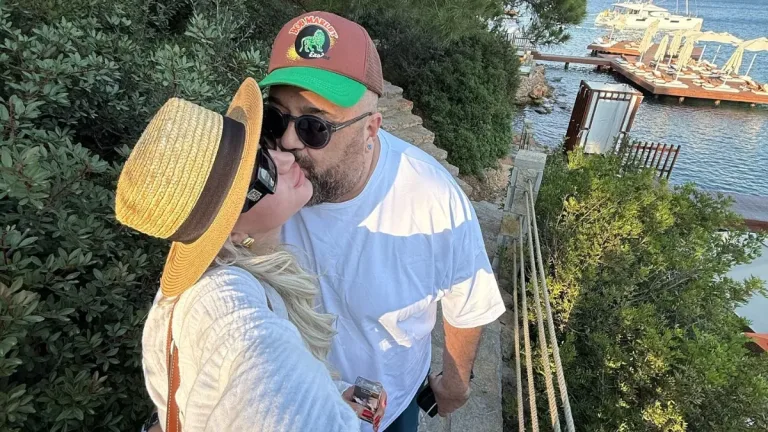 Ayak ve Küvet Pozları Olay Olmuştu! Somer Sivrioğlu Genç Sevgilisiyle Tatilde Aşka Geldi