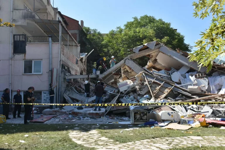 Balıkesir Sındırgı Depremi Sonrası Ünlülerden Dayanışma Mesajları