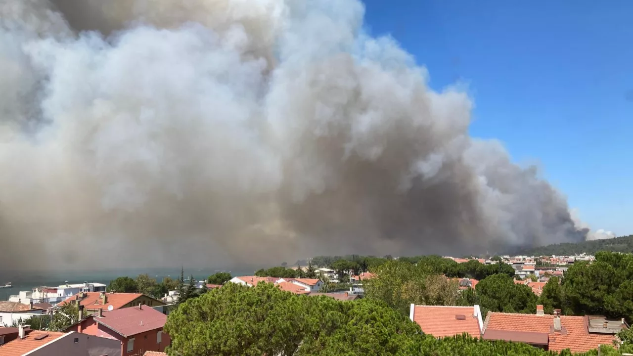 Çanakkale'de Büyük Yangın Paniği: Boğaz ve Havalimanı Kapatıldı, Tahliyeler Başladı