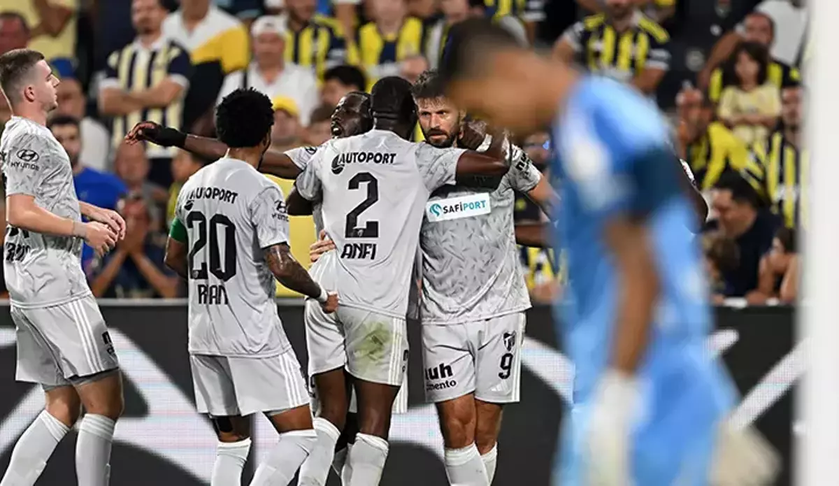 Fenerbahçe'de İrfan Can Eğribayat Tarihe Geçti: Kalesinde İlk Frikik Golü