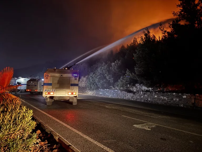 Gelibolu’da Orman Yangınına TOMA Müdahalesi Başladı