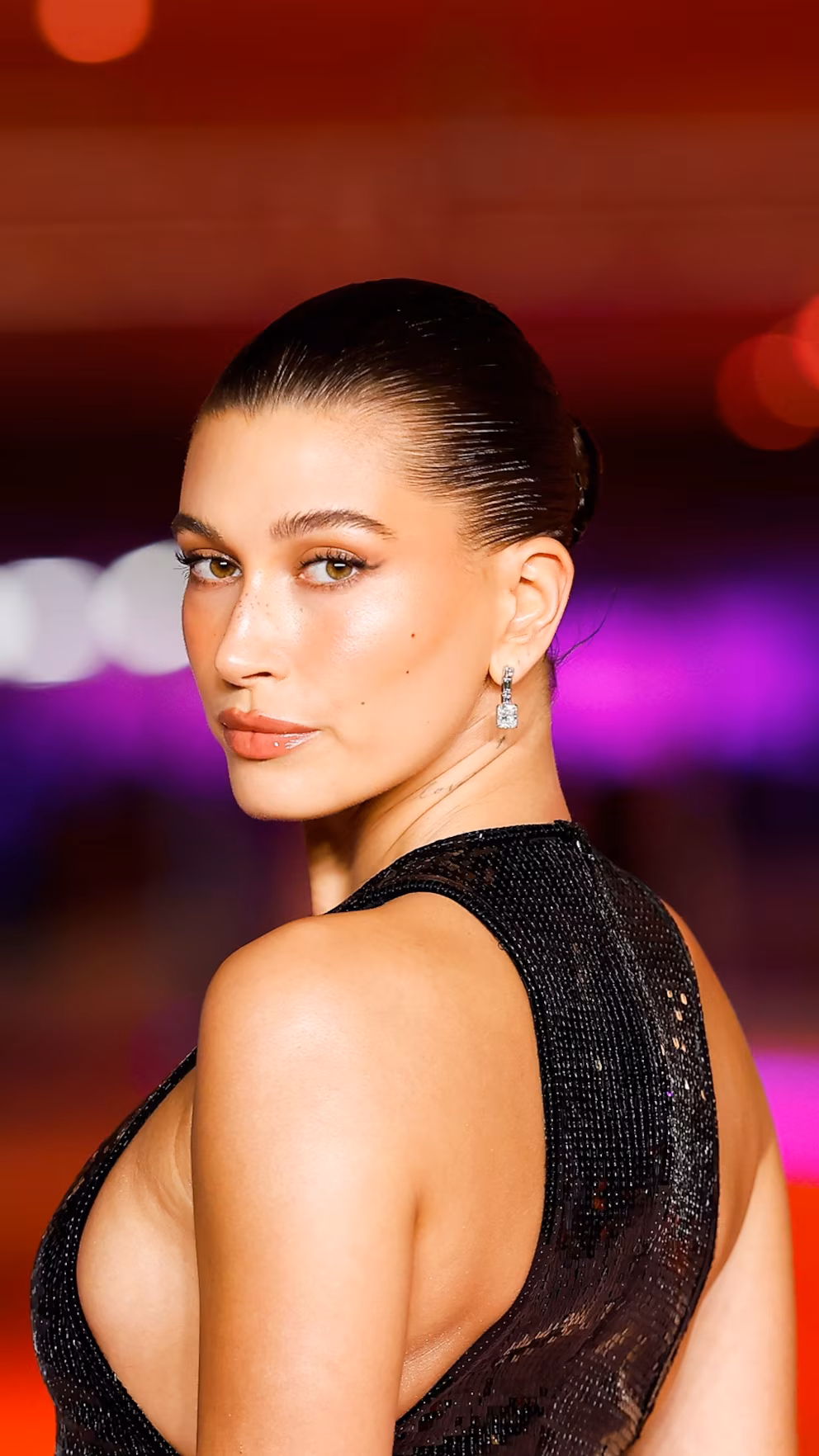 Hailey Bieber’dan Los Angeles’ta “Yaz Gotik” Şıklığı