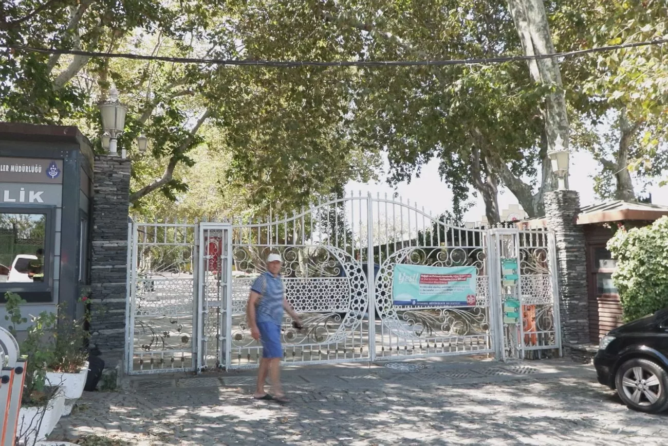 İstanbul’da Fırtına Alarmı: Ağaçlar Devrildi, Gülhane Parkı Ziyarete Kapandı