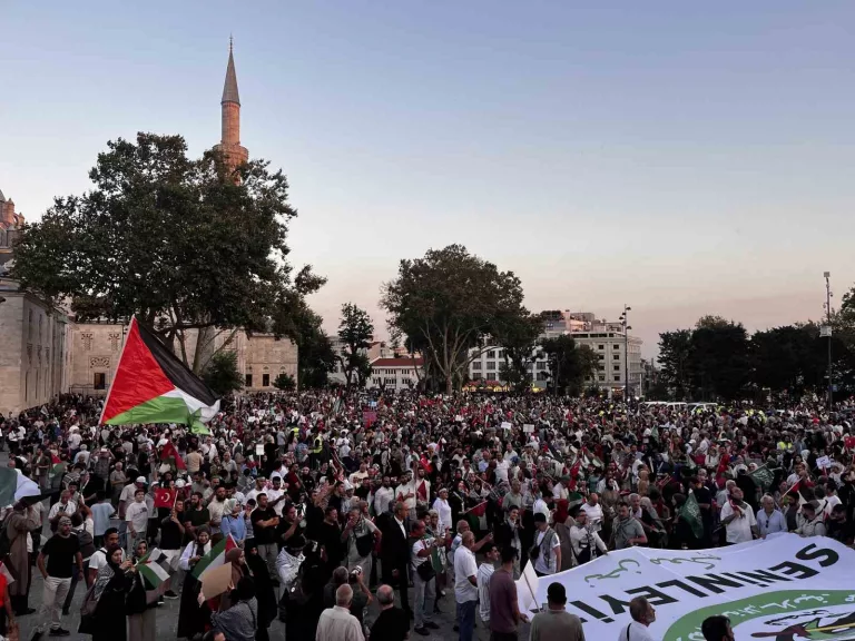İstanbul'da "Gazze'ye Umut Ol" Yürüyüşü: Binler Beyazıt Meydanı'nda Buluştu