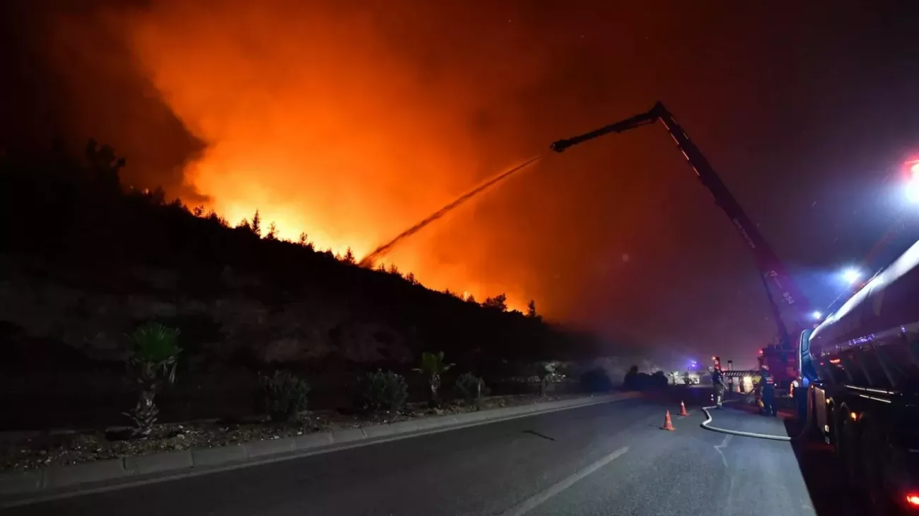 İzmir Buca’da Minibüs Yangını Ormana Sıçradı: Havadan ve Karadan Müdahale Sürüyor
