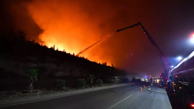 İzmir Buca’da Minibüs Yangını Ormana Sıçradı: Havadan ve Karadan Müdahale Sürüyor