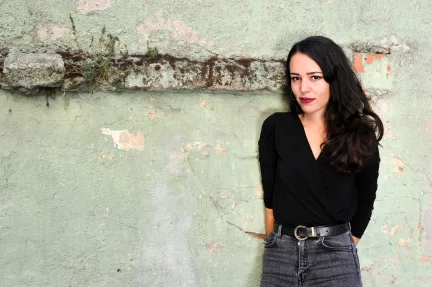 Yönetmen Lara Kamhi’den 19 Yıl Sonra Gelen Şiddet İtirafı: “Volkan Büyükhanlı Beni Dövdü”