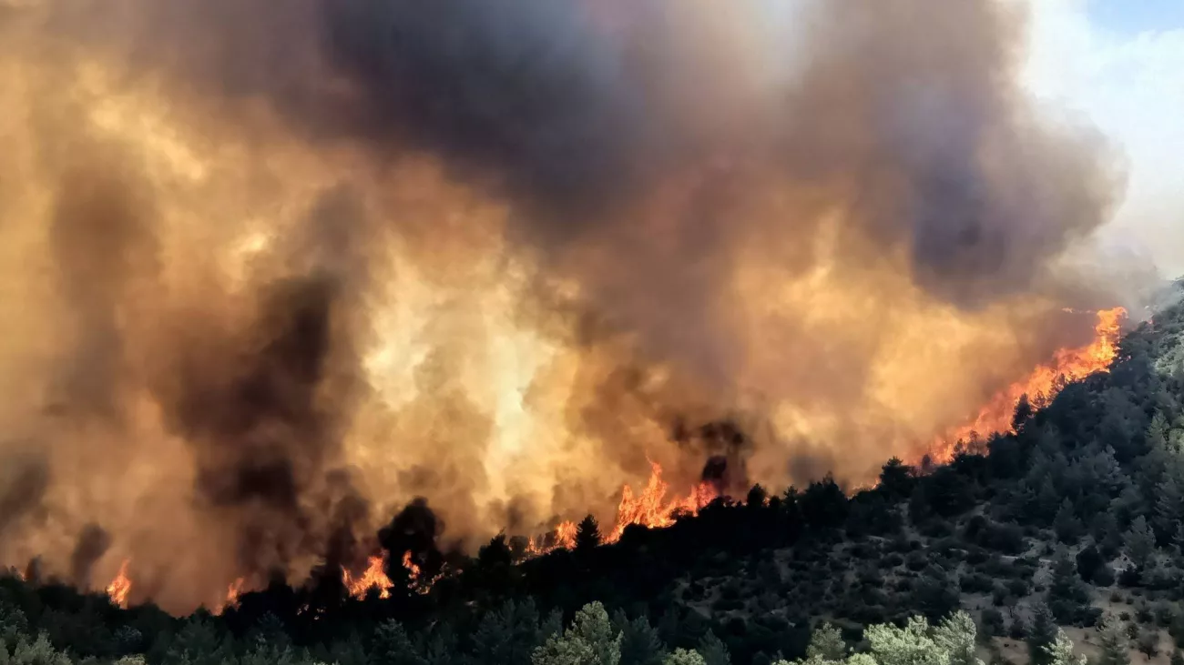 Mersin ve Hatay’da Ormanlar Alevlere Teslim: Tahliyeler ve Yoğun Müdahale