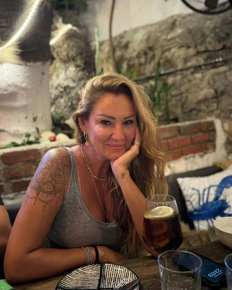 Pınar Altuğ'un Yoga Pozu Sosyal Medyada Olay Oldu! Gelen Yorum Sinirlendirdi