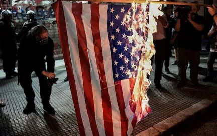 Trump’tan Sert Karar: ABD Bayrağı Yakanlara Bir Yıl Hapis Cezası 