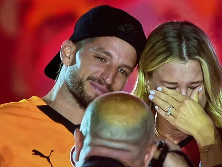 Türkiye'ye ve Galatasaray'a Gözyaşlarıyla Veda Eden Dries Mertens'ten Emeklilik Kararı