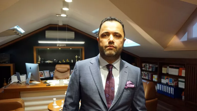 Ünlü Avukat Rezan Epözdemir Casusluk ve Rüşvet Suçlamasından Gözaltına Alındı