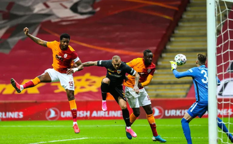 Yıldızlar Parladı! Galatasaray, Kayserispor Deplasmanında 4-0 Galip Geldi