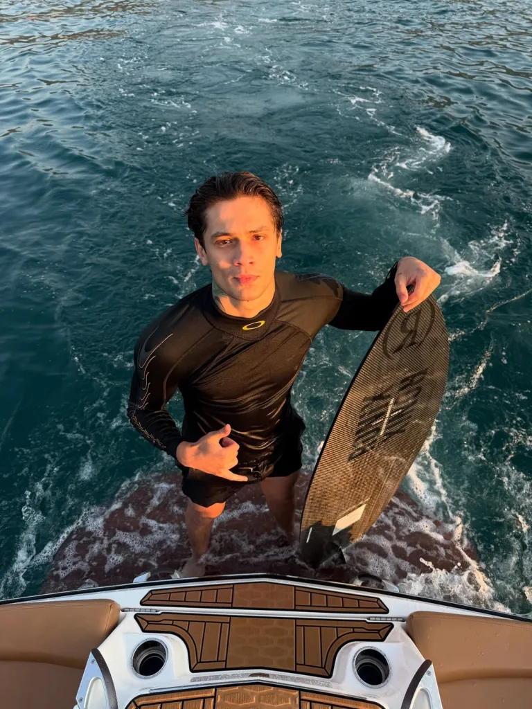 Ünlü Rapçi Çakal’a Konser Çıkışı Silahlı Saldırı: Hastaneye Kaldırıldı!