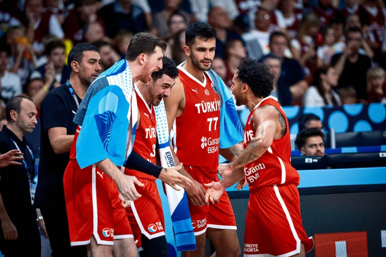 12 Dev Adam EuroBasket’te Tarih Yazdı: Türkiye 24 Yıl Sonra Finalde