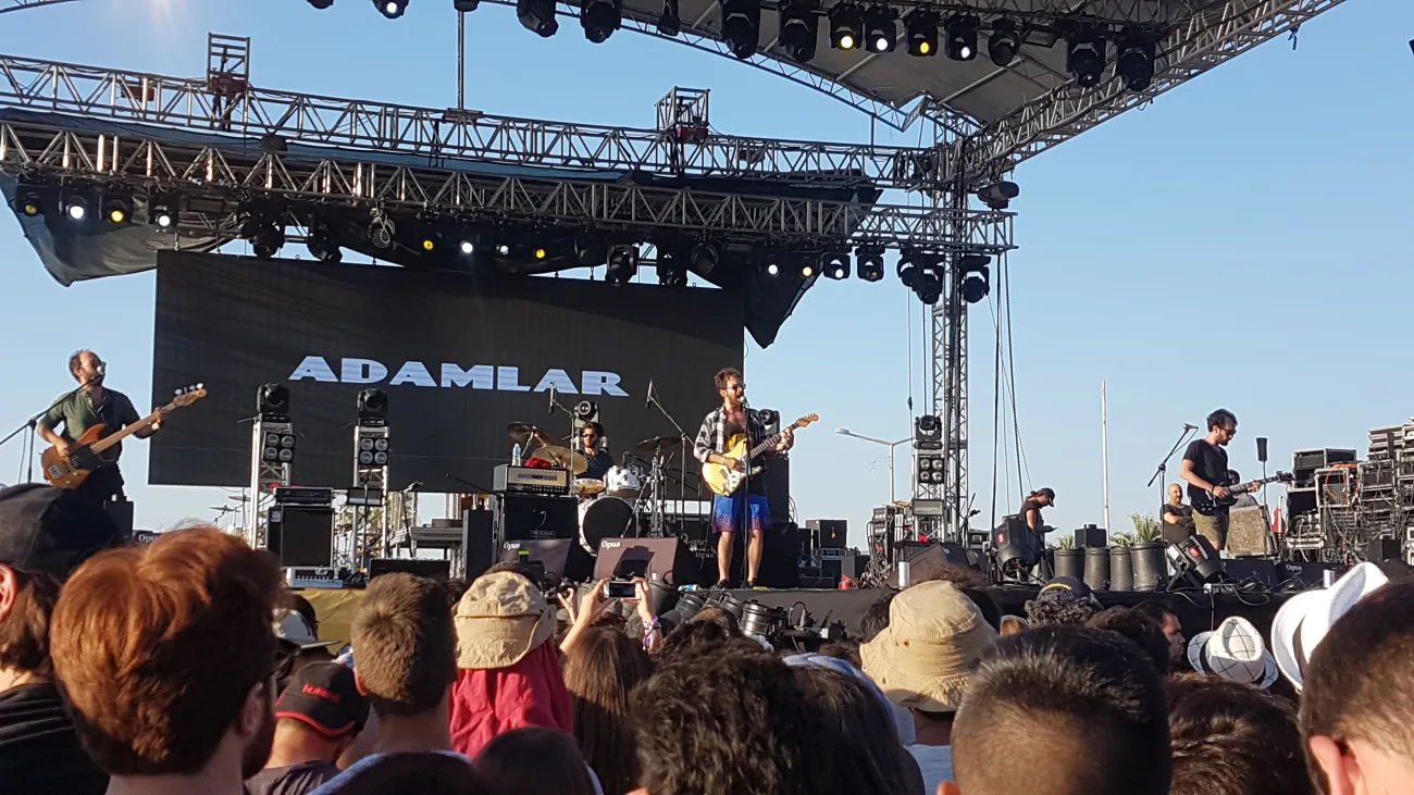 'Adamlar' Grubu Faaliyetlerini Durdurdu: Konserler İptal Edildi