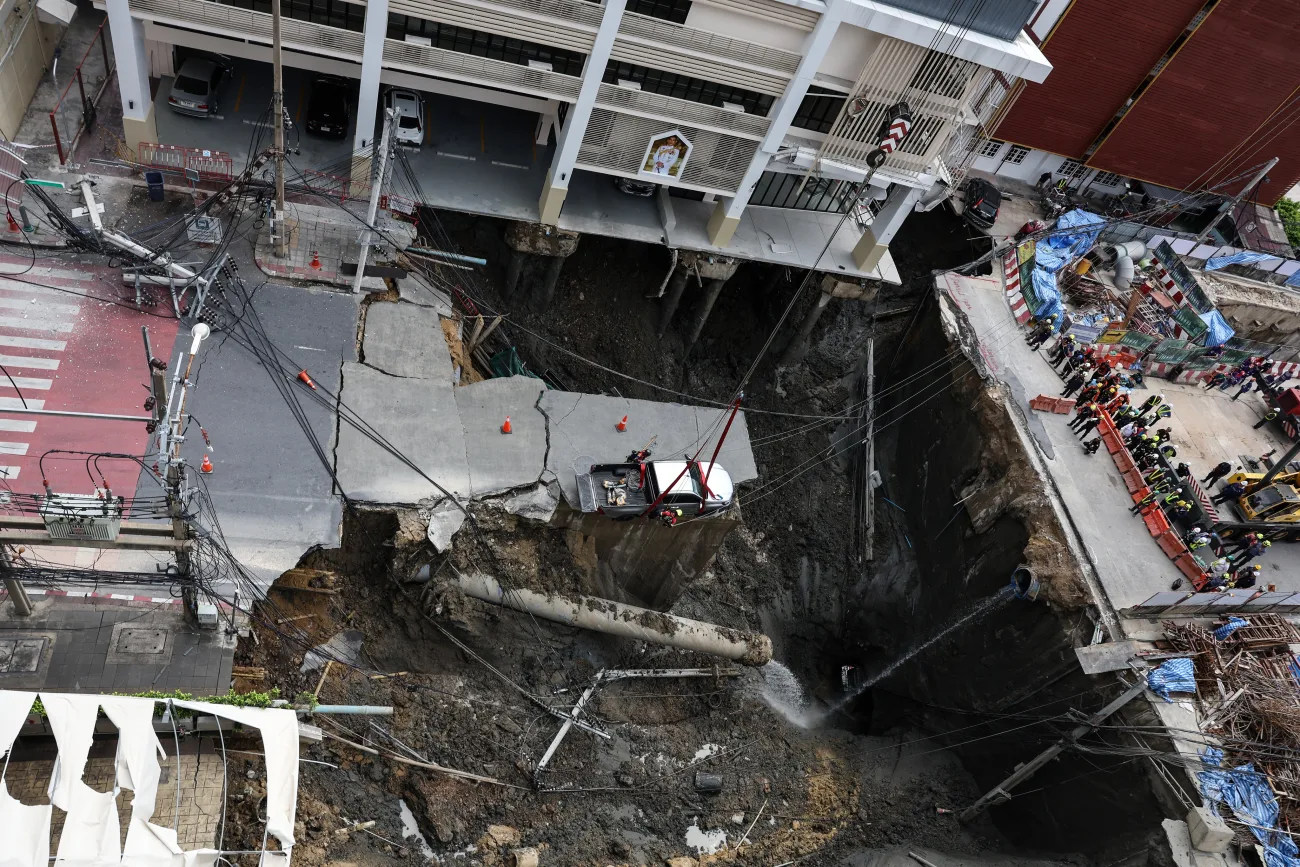 Bangkok’ta Korkunç Anlar: Yol Çöktü, Dev Çukur Oluştu!