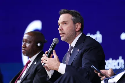 Bayraktar: Çinli Dongfang ile 250 Milyon Dolarlık Rüzgar Türbini Yatırımı Görüşüldü