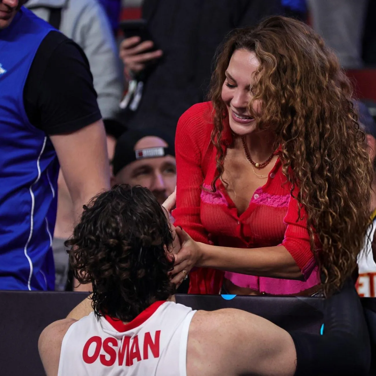 Cedi Osman, Galibiyeti Eşi Ebru Şahin’le Kutladı