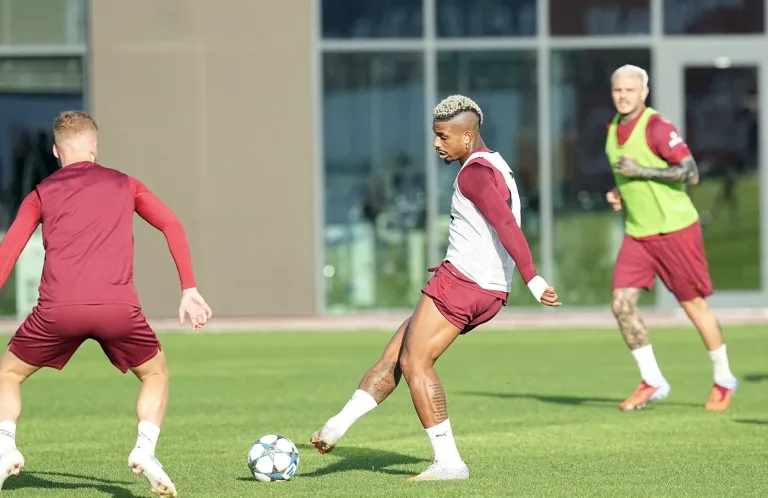 Galatasaray Taraftarları Frankfurt Tribünlerini Sallıyor