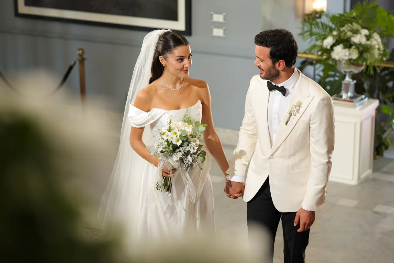 Hande Erçel ve Barış Arduç'un 3. Kez Partner Olduğu Aşk ve Gözyaşı Dizisine Gelen Yorumlar