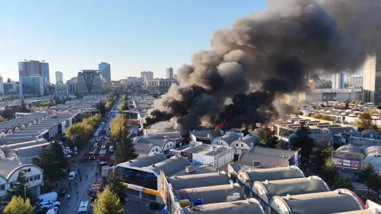 İSTOÇ Ticaret Merkezi’nde Korkutan Yangın: 17 Dükkan Büyük Hasar Gördü