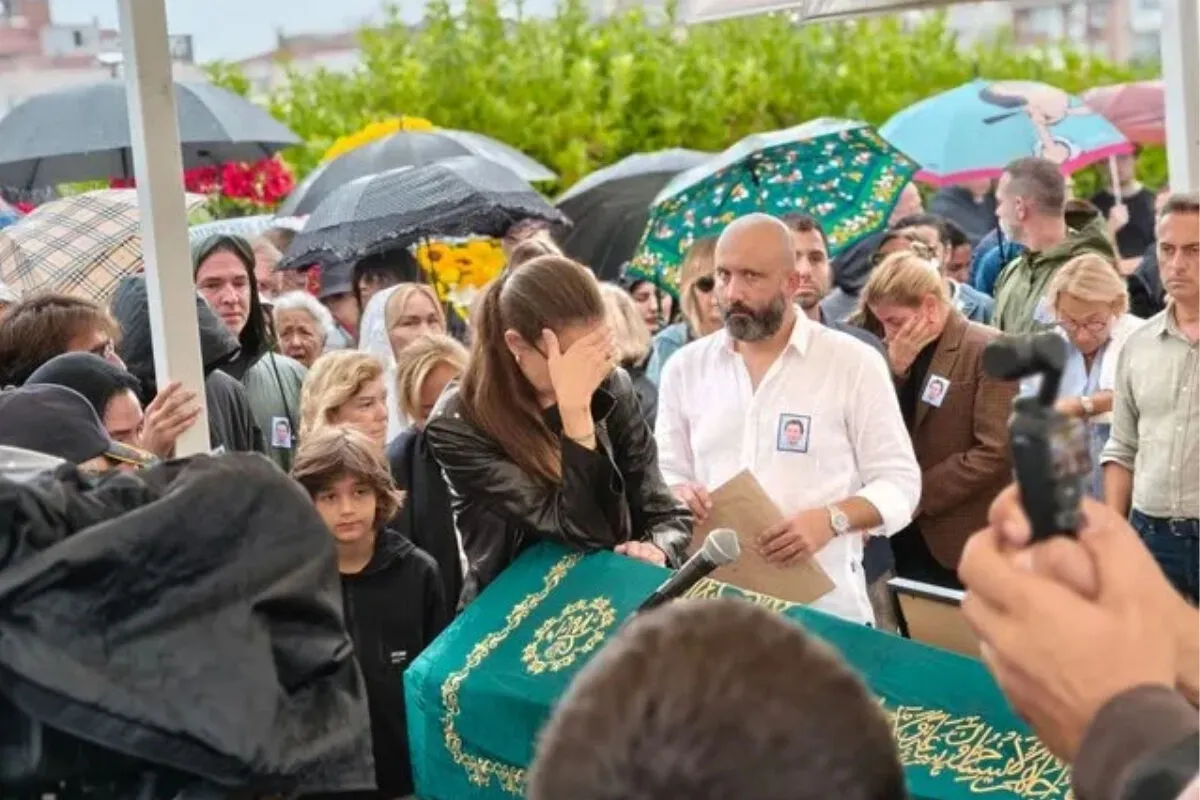 İş İnsanı Halit Yukay Son Yolculuğuna Uğurlandı! Kıvanç Tatlıtuğ Gözyaşlarını Tutamadı