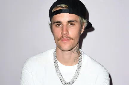 Justin Bieber İç Çamaşırıyla Scooter Sürerek Sosyal Medyayı Salladı