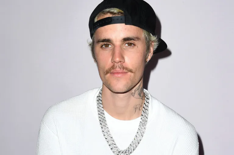 Justin Bieber İç Çamaşırıyla Scooter Sürerek Sosyal Medyayı Salladı