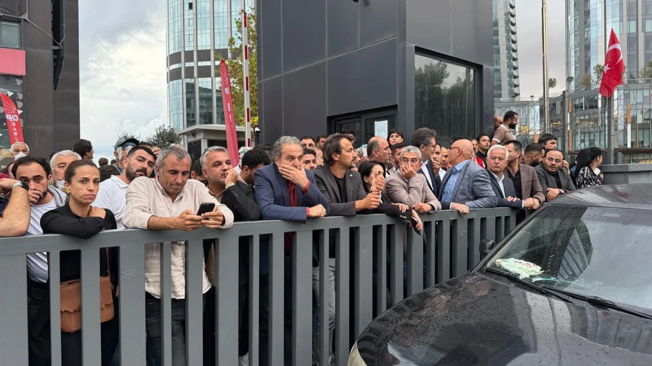 Polis Müdahalesiyle CHP İstanbul İl Başkanlığı’nda Gerginlik: Milletvekillerine Gaz, Vatandaşlara Gözaltı