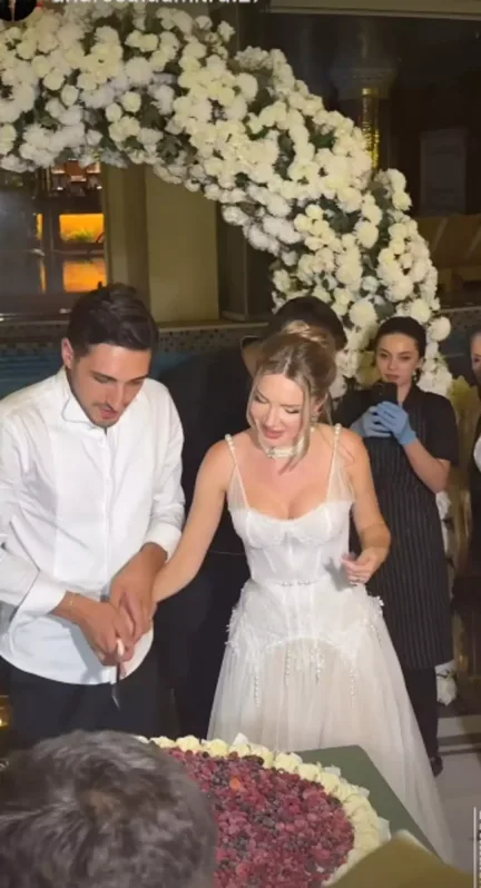 Romanyalı Şarkıcı Otilia, Yalovalı Eşiyle Görkemli Düğün Yaptı