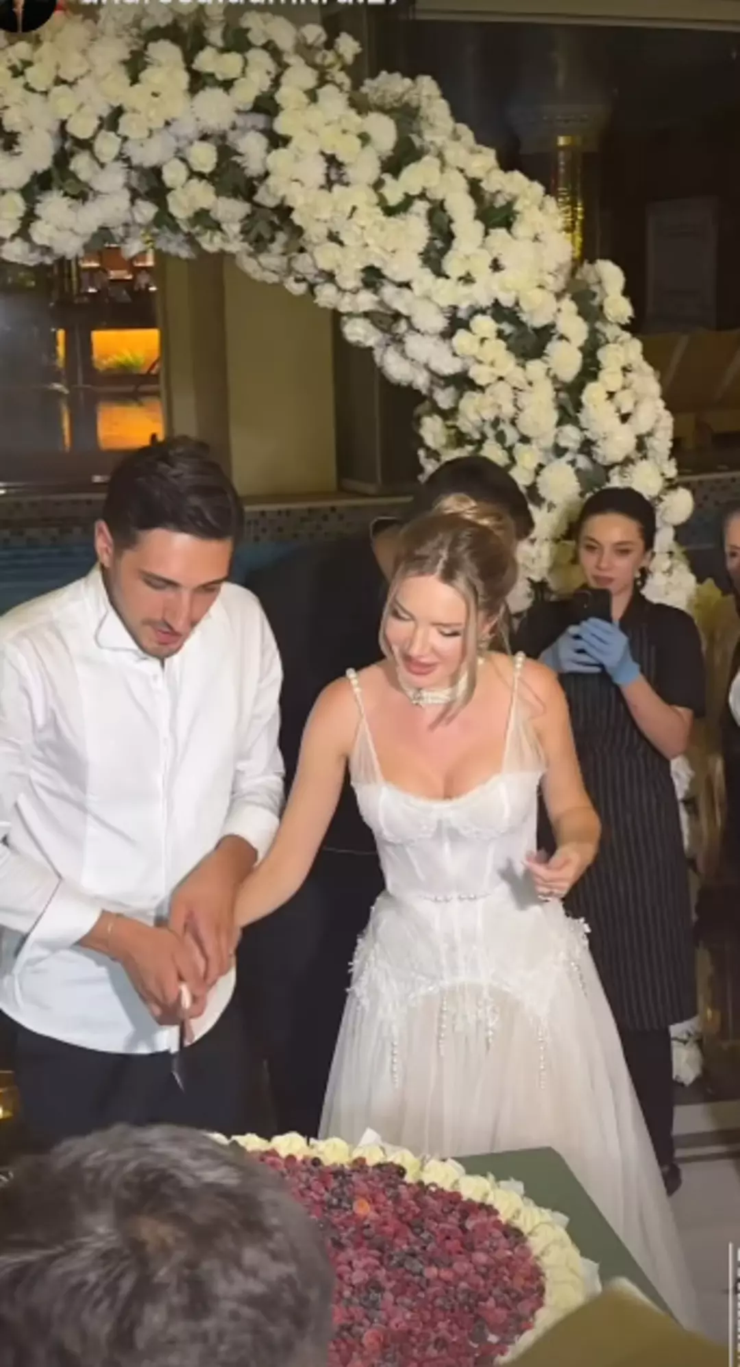 Romanyalı Şarkıcı Otilia, Yalovalı Eşiyle Görkemli Düğün Yaptı