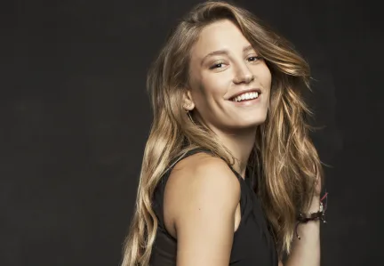 Serenay Sarıkaya, Instagram Üzerinden Paylaştığı Fotoğraflarla Yaza Veda Etti!