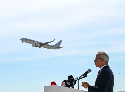 Uçaklarda Yeni Dönem Başlıyor! Yolculara Ücretsiz Su Dağıtımı Zorunlu Hale Geldi