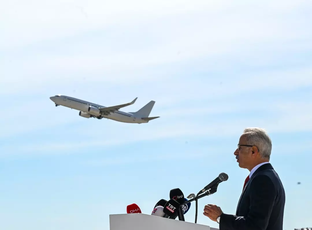 Uçaklarda Yeni Dönem Başlıyor! Yolculara Ücretsiz Su Dağıtımı Zorunlu Hale Geldi