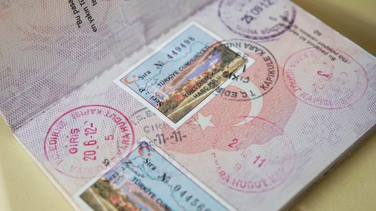 Yurt Dışına Çıkış Harcı Bin TL Oldu: Resmi Gazete’de Yayımlandı