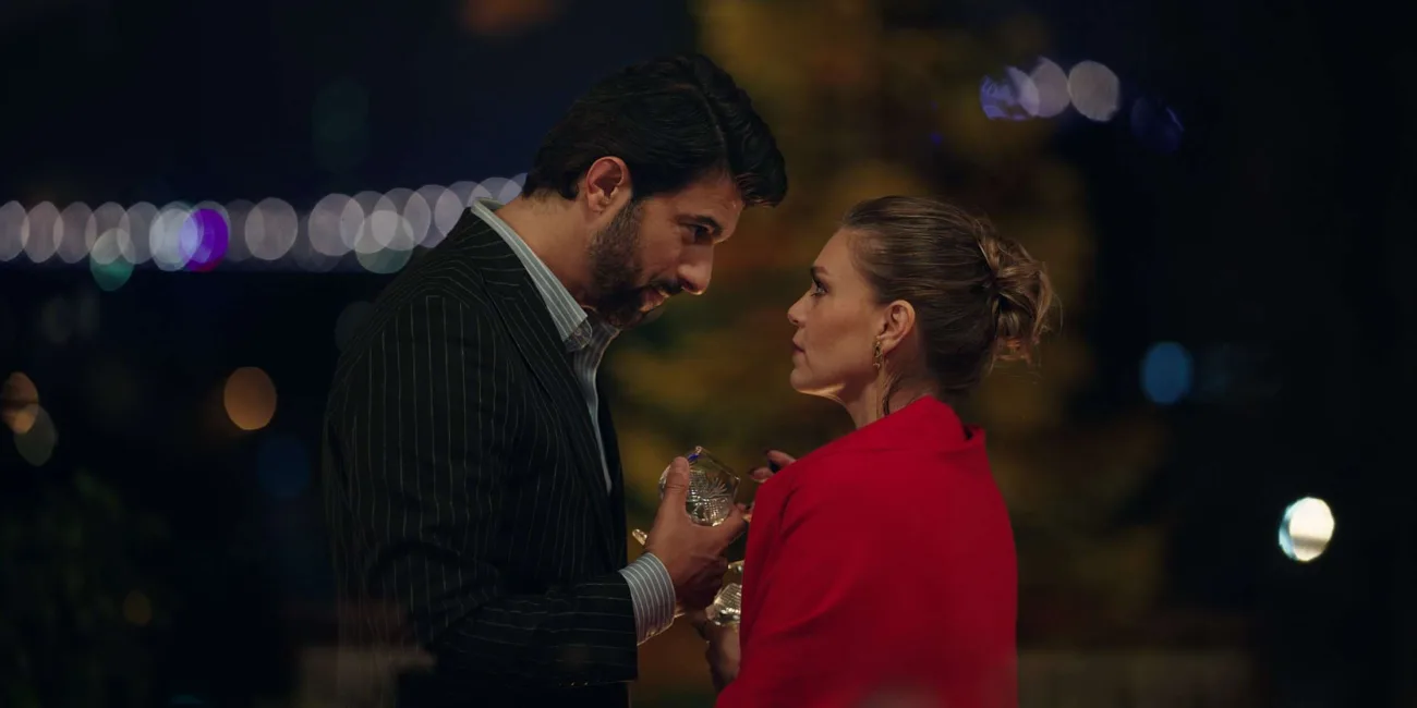 Enfes Bir Akşam Dizisinin Başrolleri Aslı Enver ve Engin Akyürek'in Uyumları İzleyiciyi Büyüledi