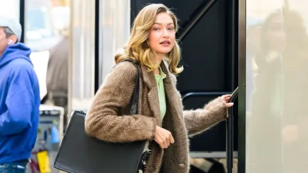 Gigi Hadid Dizide Rol Alıyor: “Not Suitable For Work” Setinde Görüntülendi